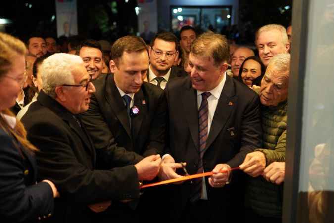 CHP Bornova Adayı Eşki'den miting gibi açılış