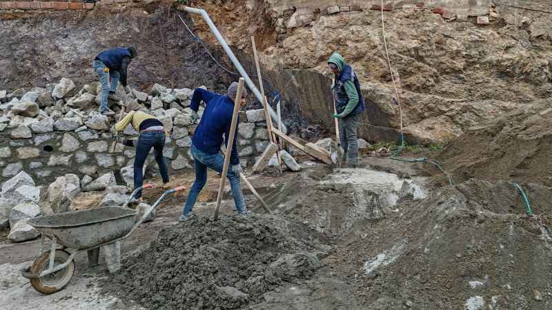 Burhaniye Belediyesi kırsal mahallelerde durmaksızın çalışıyor