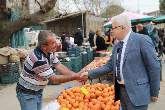 Başkan Deveciler, Cuma Pazarı’nda Esnaf ve Vatandaşlarla Buluştu