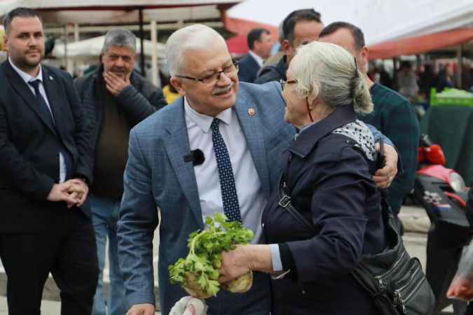 Başkan Deveciler, Cuma Pazarı’nda Esnaf ve Vatandaşlarla Buluştu