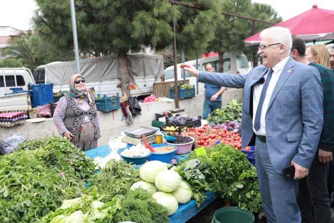 Başkan Deveciler, Cuma Pazarı’nda Esnaf ve Vatandaşlarla Buluştu