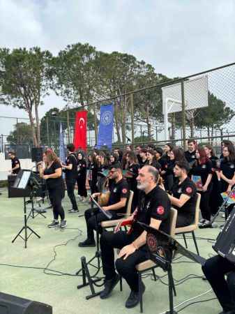 Balıkesirli gençler Ayvalık’ta pop konseri verdi