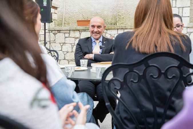 Başkan Soyer, Buca’da 24 saat yaşayan kütüphanede gençlerle buluştu