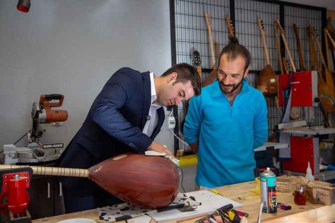 Genç Başkan Adayı Mandalinci'den miting gibi seçim ofisi açılışı