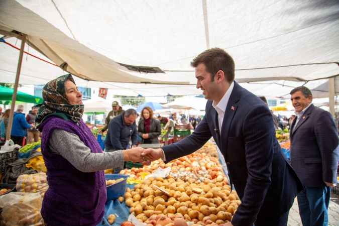 Genç Başkan Adayı Mandalinci'den miting gibi seçim ofisi açılışı