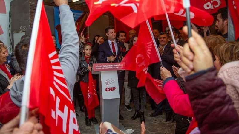 Genç Başkan Adayı Mandalinci'den miting gibi seçim ofisi açılışı