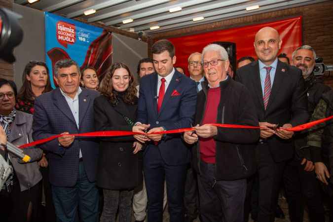 Genç Başkan Adayı Mandalinci'den miting gibi seçim ofisi açılışı