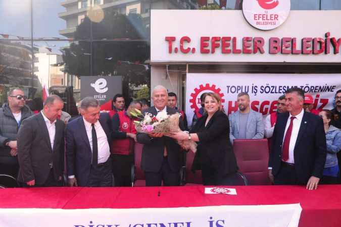 Efeler'de maaş zammını duyan personel, kutlamayı davul, zurna ile yaptı