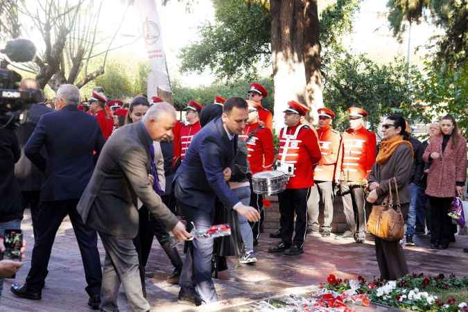 Bornova Adayı Ömer Eşki'den emekçi kadınlar için İlkay Akkaya konseri