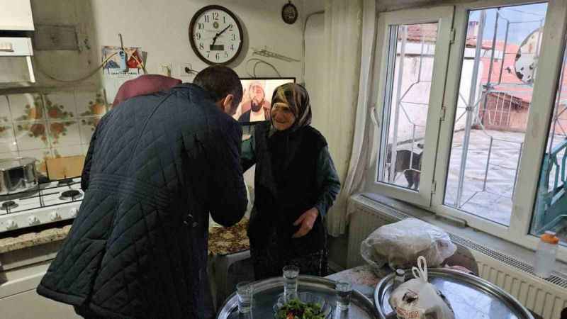 Ekrem Başkan, çat kapı iftarlar ile vatandaşın gönlüne dokunuyor