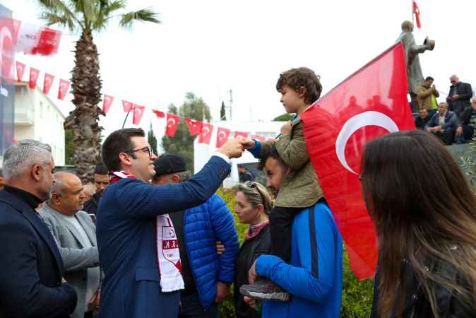 Mandalinci'den miting gibi seçim ofisi açılışı