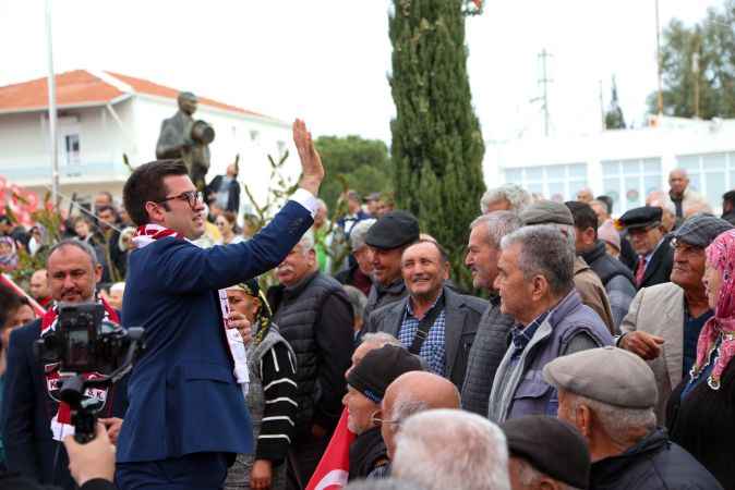 Mandalinci'den miting gibi seçim ofisi açılışı