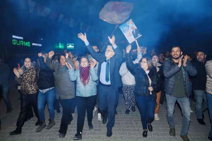 Başkan Deveciler, Bahçelievler Mahallesi'nde Coşkulu Bir Kalabalıkla Buluştu