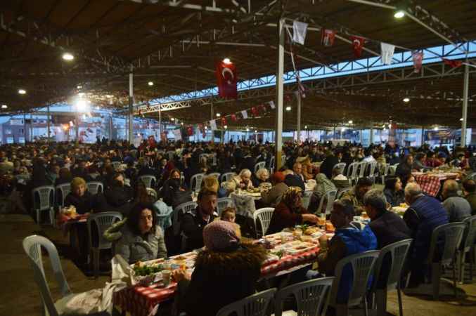  Ayvalık Belediyesi’nden 5 bin kişilik dev iftar 