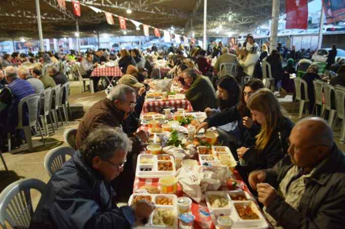  Ayvalık Belediyesi’nden 5 bin kişilik dev iftar 