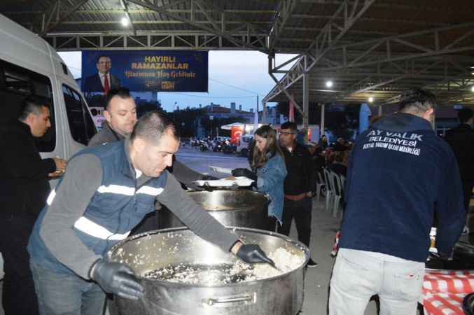  Ayvalık Belediyesi’nden 5 bin kişilik dev iftar 