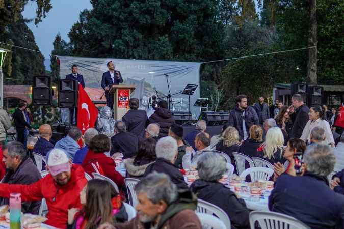 Çanakkale şehitleri Bornova'da çorba, hoşaf ve ekmekten oluşan iftar yemeğinde anıldı