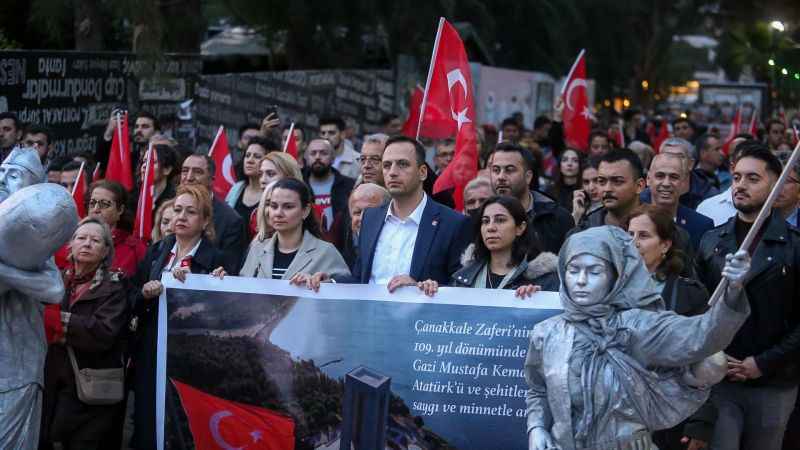 Çanakkale şehitleri Bornova'da çorba, hoşaf ve ekmekten oluşan iftar yemeğinde anıldı