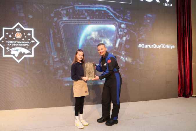 Bakan Kacır ve ilk türk astronot Gezeravcı DEÜ’lü gençlerle bir araya geldi