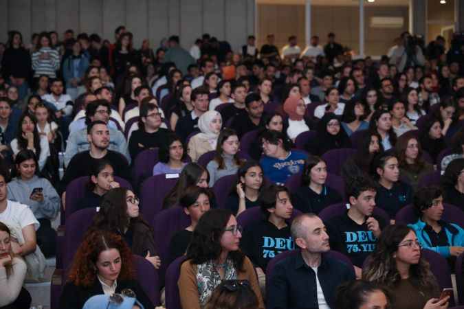 Bakan Kacır ve ilk türk astronot Gezeravcı DEÜ’lü gençlerle bir araya geldi