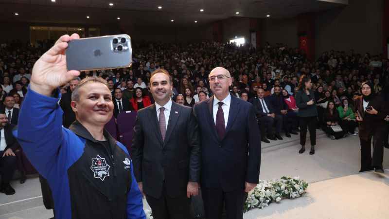 Bakan Kacır ve ilk türk astronot Gezeravcı DEÜ’lü gençlerle bir araya geldi