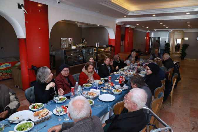 Burhaniye Belediyesi, huzurevindeki vatandaşlarını unutmadı