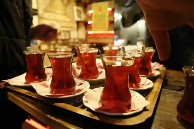 İftar ile sahur arası vazgeçilmez lezzet: ’közde çay’