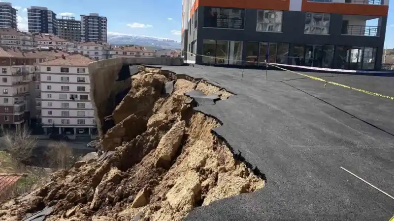 Ankara’da istinat duvarı gecekondunun üzerine çöktü