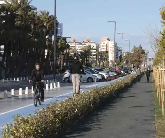 Konyaaltı Liman Halk Plajı yoğun ilgi görüyor