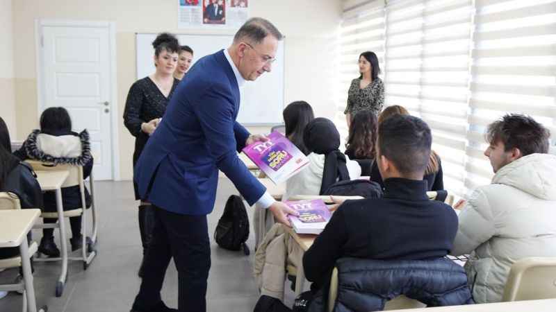 Beylikdüzü Belediyesi’nden öğrencilere kitap desteği