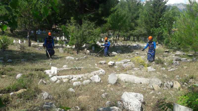 Büyükşehir’den Bayram Öncesi Mezarlık Temizliği