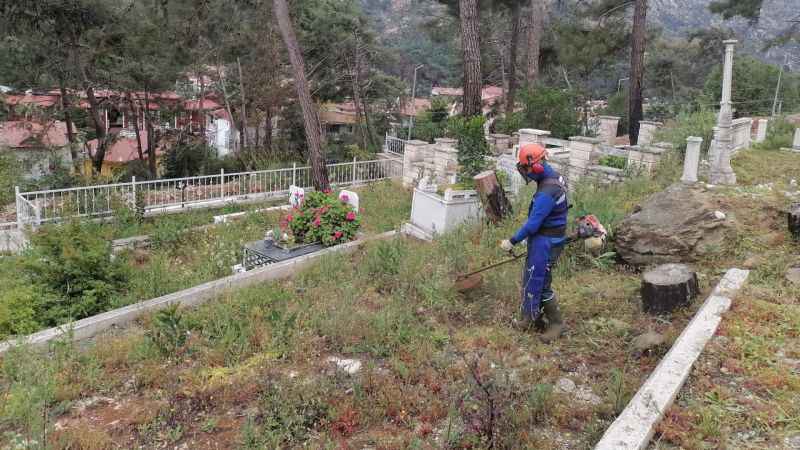 Büyükşehir’den Bayram Öncesi Mezarlık Temizliği