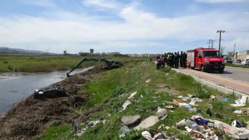 Çanakkale’de sürücü direksiyon hakimiyetini kaybetti, otomobil çay yatağına uçtu