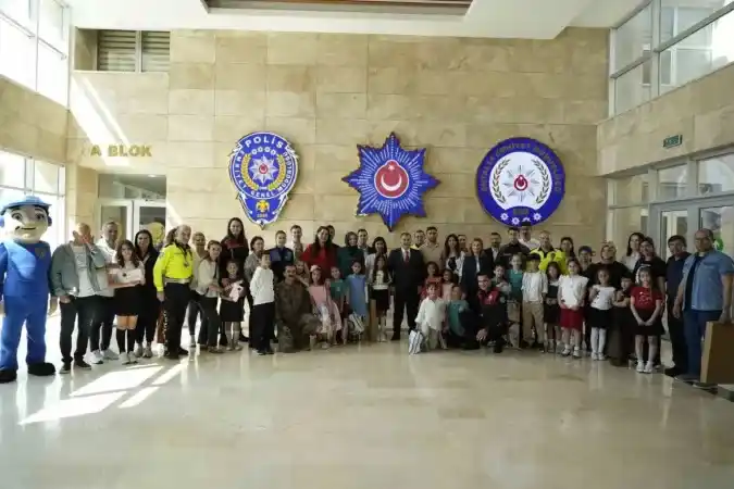 Antalya’da öğrenciler hayallerindeki polisi resme taşıdı