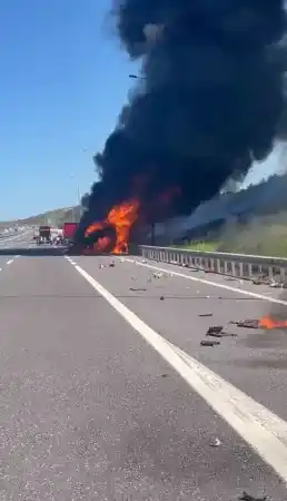 KMO’da korku dolu anlar: Patlayıcı malzeme taşıyan tır alev topuna döndü