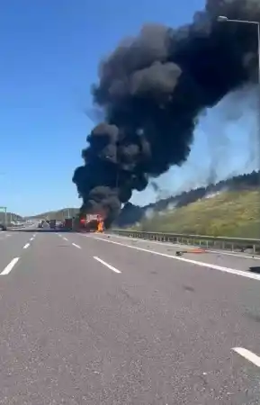 KMO’da korku dolu anlar: Patlayıcı malzeme taşıyan tır alev topuna döndü