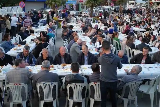 Kadir Gecesi’nde 5 bin kişi cadde ve sokaklarda iftar yaptı