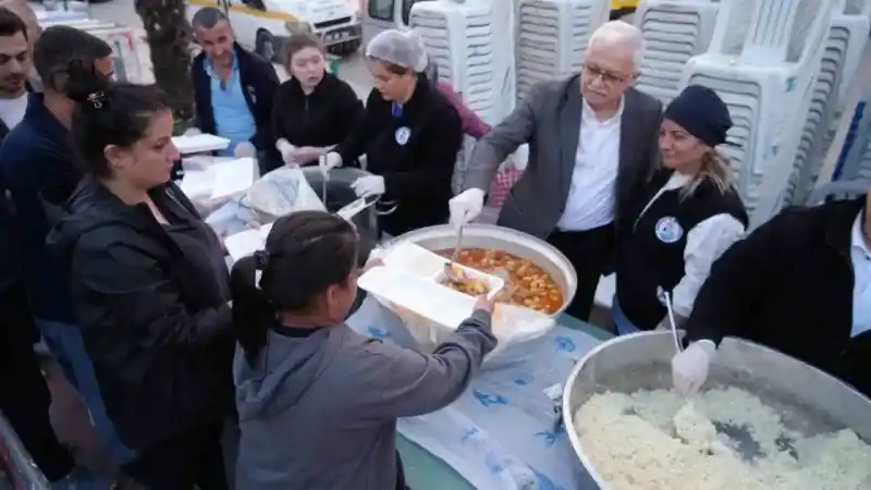 Kadir Gecesi’nde 5 bin kişi cadde ve sokaklarda iftar yaptı