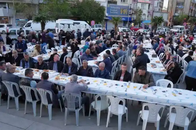 Kadir Gecesi’nde 5 bin kişi cadde ve sokaklarda iftar yaptı