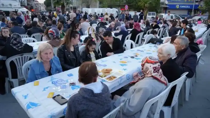 Kadir Gecesi’nde 5 bin kişi cadde ve sokaklarda iftar yaptı