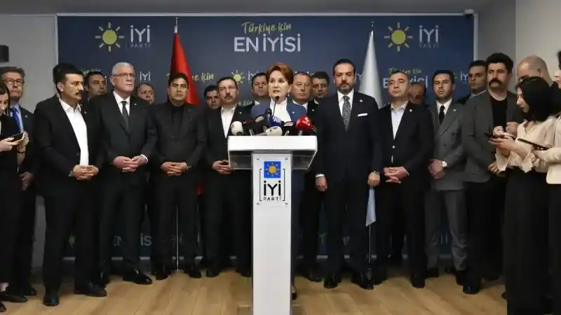 Akşener; “Milletimiz, yıllardır ülkemizi makulde buluşturma fırsatını geri tepen sayın Erdoğan’a ‘artık zorundasın’ dedi.”