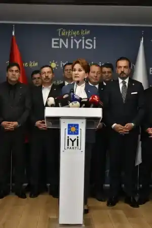 Akşener; “Milletimiz, yıllardır ülkemizi makulde buluşturma fırsatını geri tepen sayın Erdoğan’a ‘artık zorundasın’ dedi.”