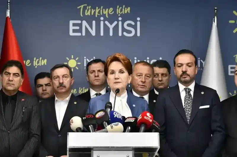 Akşener; “Milletimiz, yıllardır ülkemizi makulde buluşturma fırsatını geri tepen sayın Erdoğan’a ‘artık zorundasın’ dedi.”