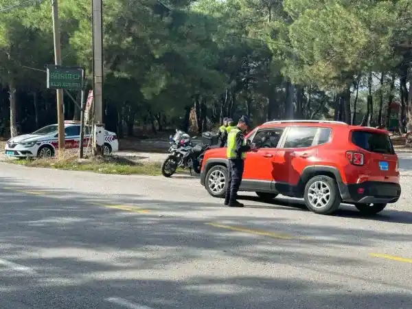 İzmir jandarmasından sıkı bayram trafiği denetimi