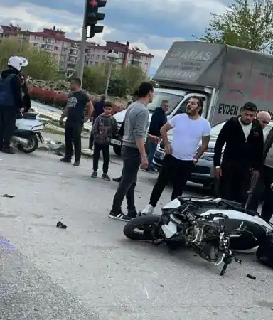 Kamyonla çarpışan motosiklet sürücüsü hayatını kaybetti