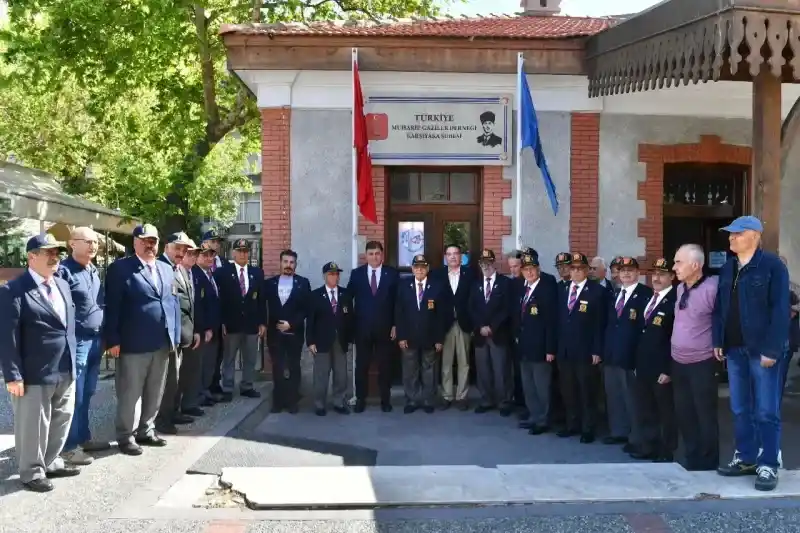 Başkan Tugay'dan gazilere sürpriz ziyaret