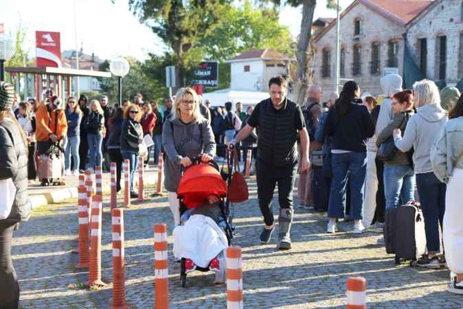 Ayvalık’ta bayram tatili ve kapıda vize uygulaması hudut kapısı önünde uzun kuyruklar oluşturdu