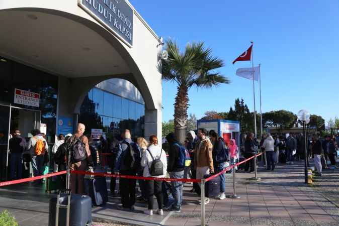 Ayvalık’ta bayram tatili ve kapıda vize uygulaması hudut kapısı önünde uzun kuyruklar oluşturdu