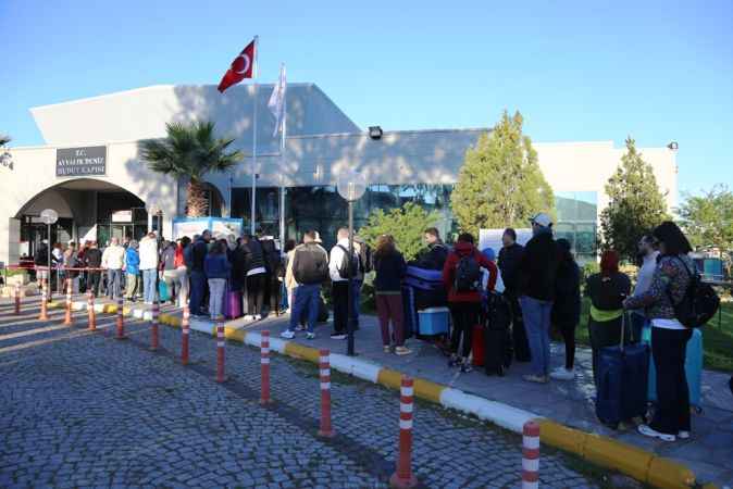 Ayvalık’ta bayram tatili ve kapıda vize uygulaması hudut kapısı önünde uzun kuyruklar oluşturdu