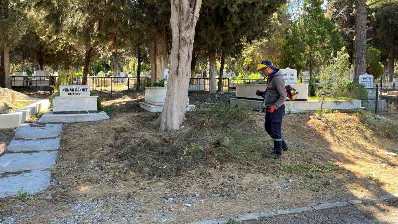 Ayvalık’ta kabristanlar bayrama hazır